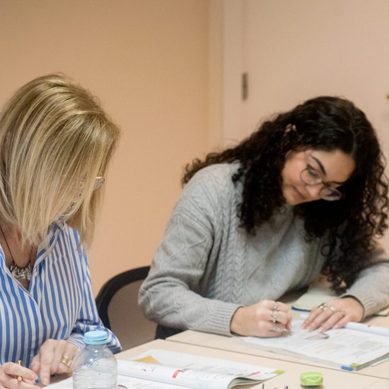 Grupo de pessoas a estudar.