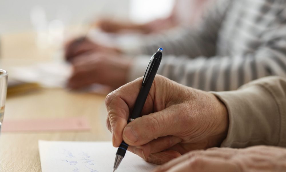 vista-lateral-pessoas-estudando-em-sala-de-aula